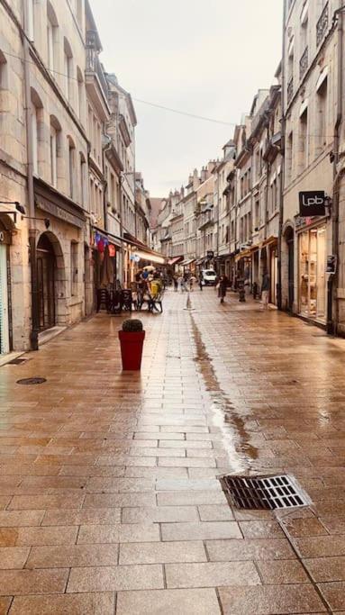 Studio Renove Avec Patio, Coeur Du Centre Ville Besançon Buitenkant foto